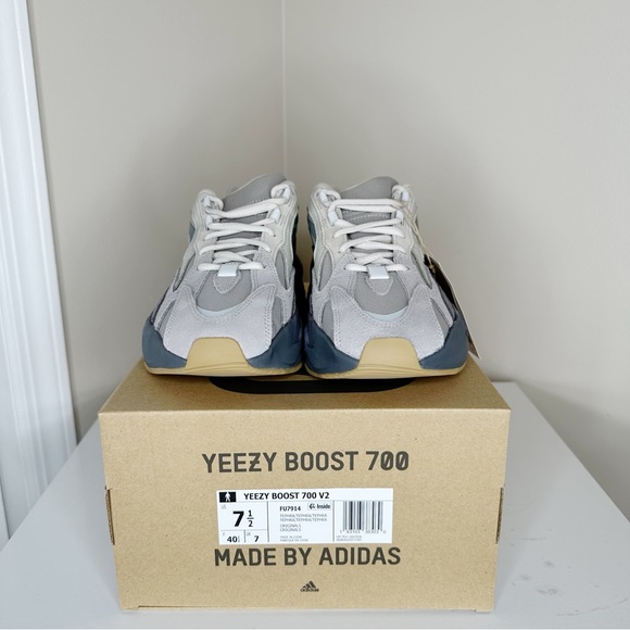 NWB Yeezy Boost 700 V2 - Picture 2 of 11